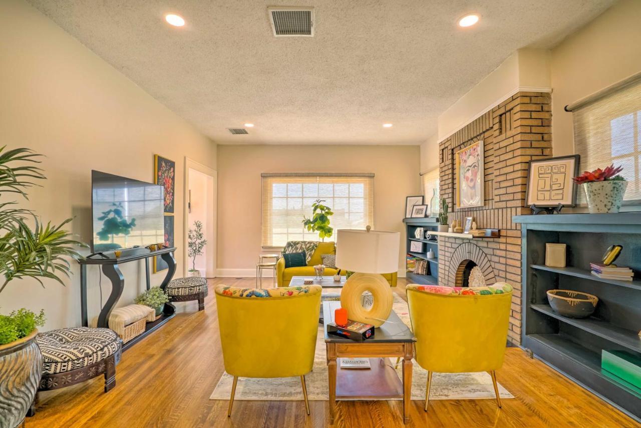 Hébergement de vacances Centrally Located Abode With Porch!