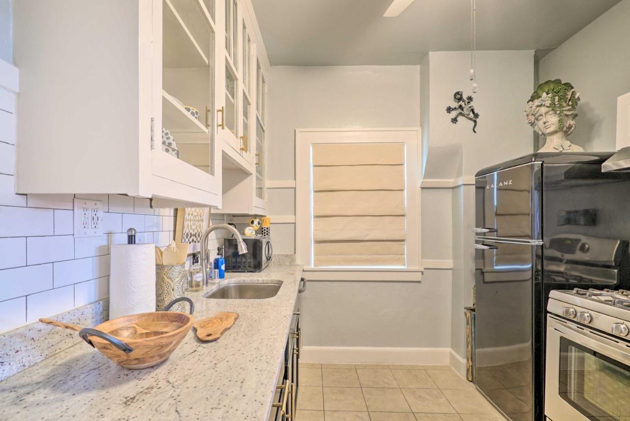 Centrally Located Abode With Porch! * El Paso