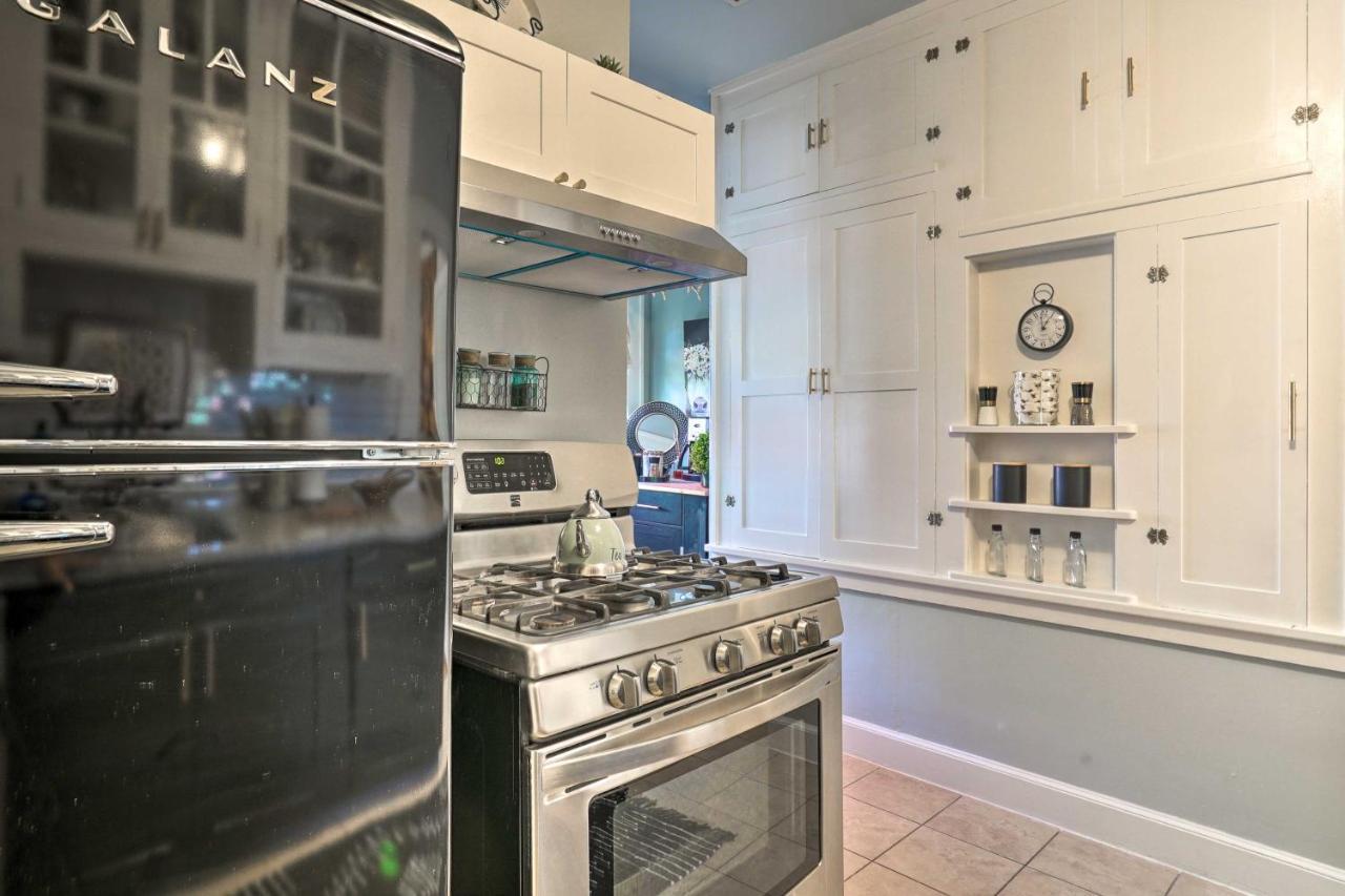 Hébergement de vacances Centrally Located Abode With Porch! *