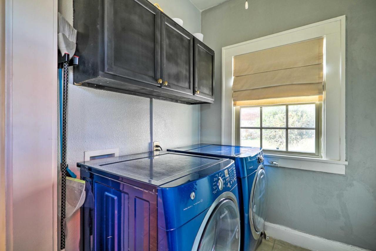 Centrally Located Abode With Porch! Hébergement de vacances *