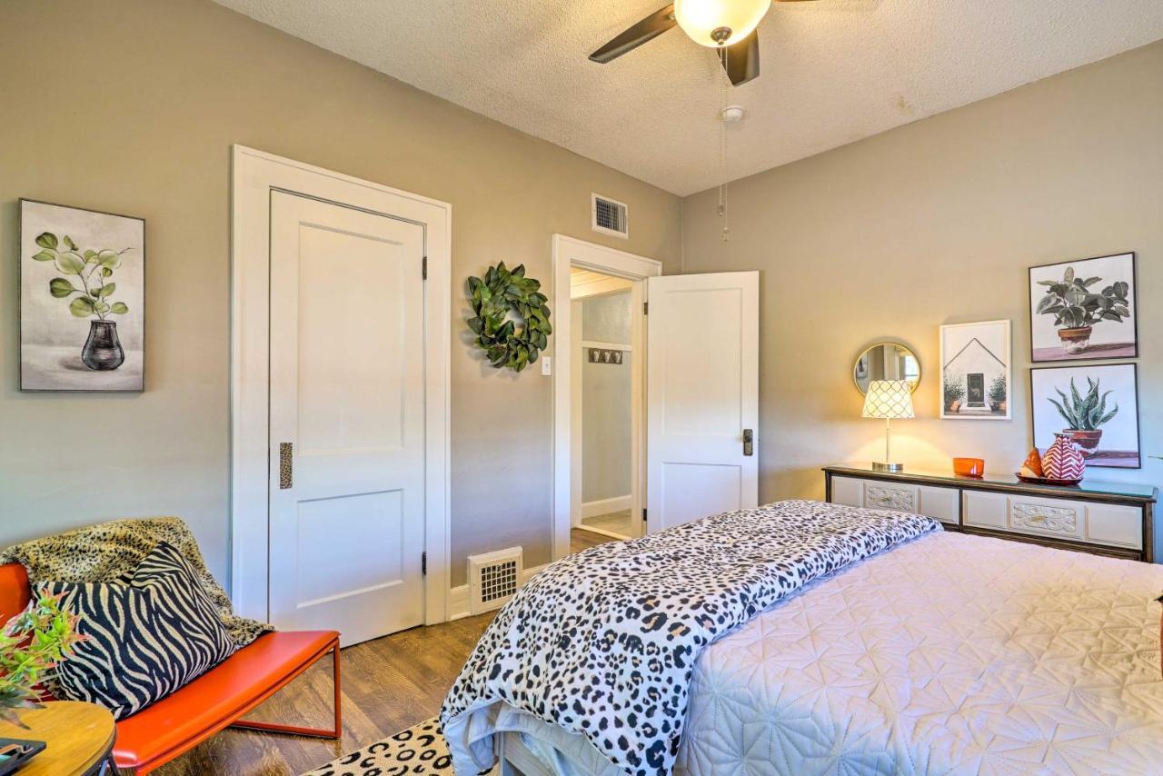 Centrally Located Abode With Porch! Hébergement de vacances